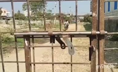 పైడిపల్లి శివారులో గేటుకు తాళం వేయడంతో కాలనీవాసుల ఆందోళన