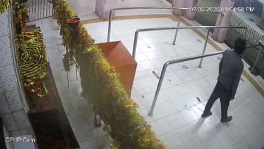 गोरखपुर: मंदिर में चोरी, दान पेटी तोड़ते चोर CCTV में कैद