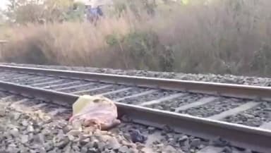 కామారెడ్డి: కామారెడ్డిలో రైలు కింద పడి గుర్తు తెలియని మహిళ దుర్మరణం, ఆత్మహత్య చేసుకున్నట్లు తెలిపిన స్థానికులు