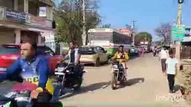 నవాబ్పేట: జిల్లా కేంద్రంలో రామాయగూడ రైల్వే గేట్ వద్ద భారీగా ట్రాఫిక్ జాం