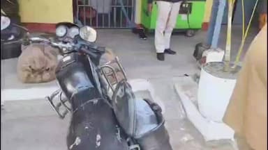 सुगौली: सुगौली पुलिस ने गुप्त सूचना पर थाना क्षेत्र में छापेमारी कर भारी मात्रा में शराब, चोरी की बाइक और एक कारोबारी को दबोचा