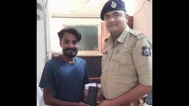 ખંભાત: ગ્રામ્ય પોલીસે તેરા તુજકો અર્પણ કાર્યક્રમ હેઠળ 24 મોબાઈલ મૂળ માલિકોને પરત કર્યા