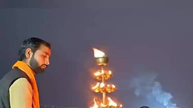 पकड़ी दयाल: जीवन धारा नमामि गंगे कार्यक्रम के तहत पकड़ी दयाल के मधुबनी पुल बूढ़ी गंडक नदी घाट पर भव्य गंगा आरती हुई, उमड़ी भीड़