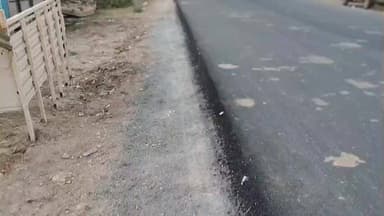 అసిఫాబాద్: ఆసిఫాబాద్ లో రోడ్డు పక్క మట్టి లేక వాహనదారులకు తిప్పలు