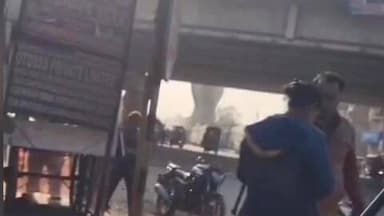 फतेहपुर: लखनऊ बायपास चौकी में तैनात दो सिपाहियों का स्कैनर के माध्यम से रुपये मांगने का वीडियो हुआ वायरल, सदर कोतवाली का मामला