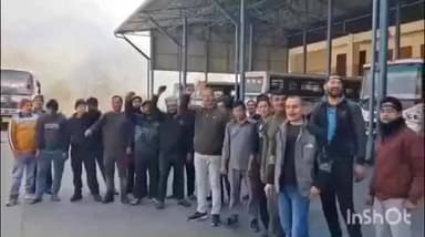 हल्द्वानी: काठगोदाम पर रोडवेज कर्मचारियों ने 3 महीने से वेतन नहीं मिलने पर राज्य सरकार के खिलाफ किया धरना प्रदर्शन