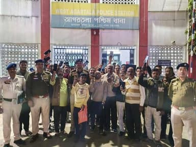 হারিয়ে যাওয়া ৩০টি মোবাইল উদ্ধার করে পশ্চিম থানার পুলিশ পাশাপাশি প্রকৃত মালিকের হাতে মোবাইল গুলো তুলে দিলেন পশ্চিম ত্রি...