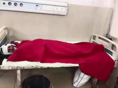 फतेहपुर: असोथर के झाल तिराहे के समीप तेज रफ्तार बाइक सवार ने खड़ी कार में मारी टक्कर, 3 लोग हुए घायल