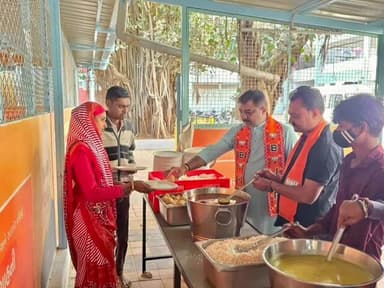 ગાંધીનગર: શહેરના સિવિલ હોસ્પિટલમાં ખાતે કેન્દ્રીય ગૃહ મંત્રી અમિત શાહ માર્ગદર્શનમાં ચાલતા અન્નક્ષેત્રમાં પૂર્વ મેયરે ભોજન પીરસ્યું