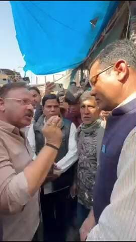 सांगानेर: जयपुर के चांदपोल में एक बिल्डिंग की छत निर्माण को लेकर भाजपा और कांग्रेस के विधायक आमने-सामने, पुलिस तैनात