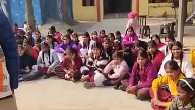 बहेड़ी: बुढ़िया कॉलोनी उतरसिया समुखिया स्थित कस्तूरबा विद्यालय में छात्राओं ने भूख हड़ताल कर किया विरोध प्रदर्शन