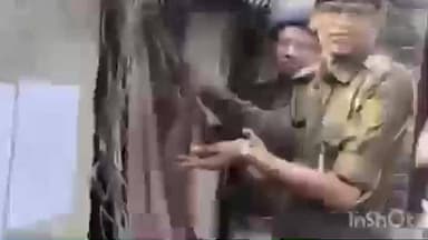 मधेपुर: मधेपुर पुलिस ने गैर इरादतन हत्या के चार फरार आरोपियों के घर भीठ-भगवानपुर एवं फटकी कुटी गांव में इश्तेहार चिपकाया