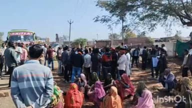 कराहल: जंगली जानवर ने किया गाय का शिकार, ग्रामीणों ने किया चक्का जाम, बांसरिया पर सड़क पर गाय का शव रखकर किया प्रदर्शन