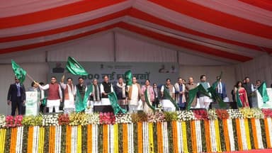 प्रीत विहार: रामलीला मैदान से भाजपा अध्यक्ष नितिन नवीन और सीएम रेखा गुप्ता ने 500 नई ईवी बसों को दिखाई हरी झंडी