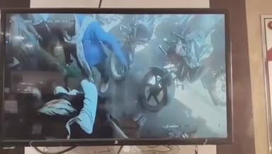 टीकमगढ़: टीकमगढ़: ज्वेलरी शॉप में बुजुर्ग की जेब से ₹61000 चोरी, सीसीटीवी में दो महिलाएं दिखीं