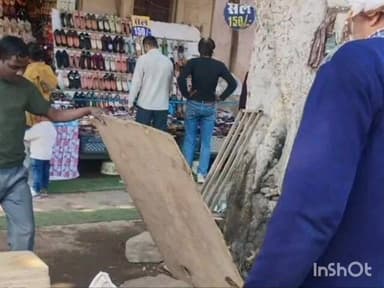 तानसेन: चीनोर: ग्वालियर: नगर निगम ने सुगम यातायात के लिए फुटपाथ और ठेले हटाए