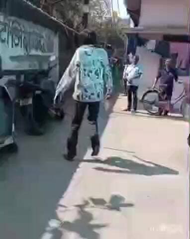 रायपुर: धारदार हथियार लेकर मोहल्ले में बदमाश ने गाली-गलौज कर दहशत फैलाई, महिला से की गाली-गलौज, देखें वीडियो