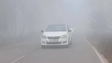 भिनगा: श्रावस्ती में घने कोहरे और हल्की हवाओं ने बढ़ाई ठंड, दृश्यता कम होने से वाहन हेडलाइट जलाकर धीमी रफ्तार से चल रहे हैं