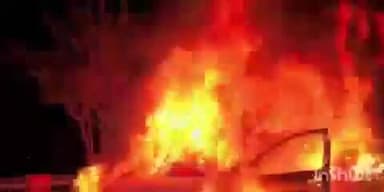 सोहागपुर: शहर के चौपाटी के पास चलती कार में लगी आग, वीडियो हुआ वायरल