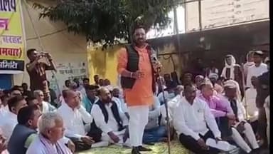 बरहट: बरहट प्रखंड में अंचल कार्यालय बचाओ अभियान के तहत सैकड़ों लोग धरने पर बैठे