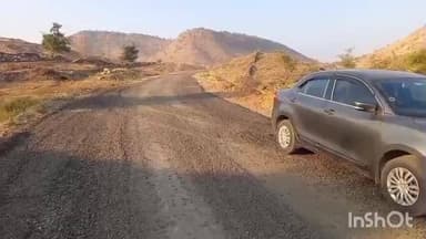 डूंगरपुर: पूंजपुर से खेरमाल मार्ग पर एक कार अनियंत्रित होकर सड़क से करीब 20 फीट नीचे गिरी, दो लोग सुरक्षित