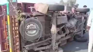 యర్రగొండపాలెం: రామచంద్ర కోట సమీపంలో కూరగాయల లోడుతో వెళ్తున్న టాటా ఏసీ వాహనం బోల్తా