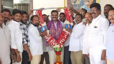 ధర్మవరంలో కేతిరెడ్డి వెంకట్రామిరెడ్డిని సన్మానించిన యువజన విభాగం నాయకులు