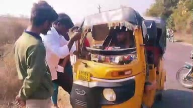 గిద్దలూరు: కొమరోలు మండలం అల్లినగరం సమీపంలో ఆటోని ఢీకొట్టి వెళ్లిపోయిన లారీ, దర్యాప్తు చేస్తున్న స్థానిక పోలీసులు