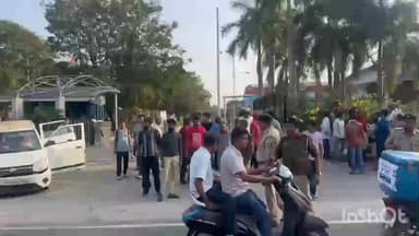 આણંદ શહેર: શહેરમાં જનતા ચોકડી નજીક અકસ્માત સર્જાયો, જિલ્લા પોલીસવડા પણ ઉભા રહ્યા