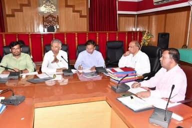 ಗದಗ: ನಗರದಲ್ಲಿ ಕಂದಾಯ ಇಲಾಖೆಯ ಪ್ರಗತಿ ಪರಿಶೀಲನಾ ಸಭೆ