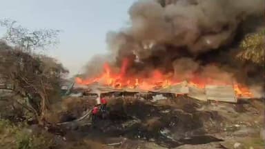 હાલોલ: હાલોલ ગોપીપુરા ચોકડી પાસે ભંગારના ગોડાઉનમાં ભીષણ આગ,ધુમાડાના ગોટેગોટા આકાશમાં દેખાયા