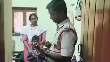 గుంతకల్లు: గుత్తి పట్టణంలో రైల్వే బ్రిడ్జి సమీపంలో పట్టపగలే చోరీ జరిగిన ఇళ్లను పరిశీలించిన ఎస్ఐ సురేష్, బాధితులను వివరాలు సేకరణ