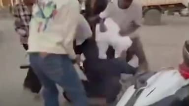 रायगढ़: रायगढ़ में स्कूली छात्र की लात-घूंसों और डंडे से बेरहमी से पिटाई का वीडियो आया सामने, पुरानी रंजिश में पीटा गया