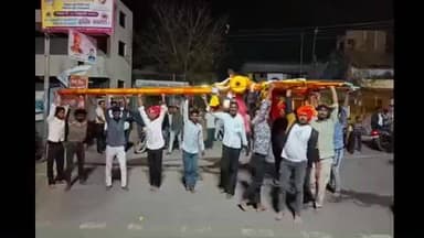 सेलू: पळसागावहून २१ फुटी, २५१ किलोचा बाण खांद्यावर घेऊन ‘हर हर महादेव’च्या जयघोषात शिवभक्त चौरागढला रवाना