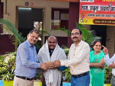 अलीराजपुर: जॉइंट कमिश्नर के पद से सेवानिवृत हुए मगन सिंह कनेश का चंद्रशेखर आजाद नगर में शाल श्रीफल व फूल मालाओं से किया गया स्वागत।