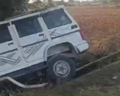 साईं खेड़ा: मार्शल चार पहिया गाड़ी का संतुलन बिगड़ने से पेड़ से टकराई, चालक घायल, साईं खेड़ा अस्पताल में इलाज जारी