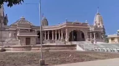 લીંબડી: લીંબડી ના રાજરાજેશ્વરધામ લાઇફ માં નવા સ્મુર્તિ મંદિર મુર્તિ પ્રતિષ્ઠા મહોત્સવ અંતર્ગત શહેરમાં ભવ્ય શોભાયાત્રા યોજાઇ