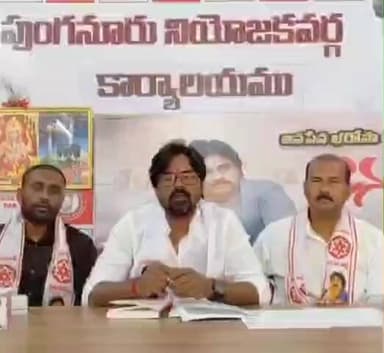 పుంగనూరు: మాజీ సీఎం జగన్మోహన్ రెడ్డి ప్రజలకు క్షమాపణ చెప్పాలి. జనసేన ఇన్చార్జ్ చిన్నా రాయల్ డిమాండ్