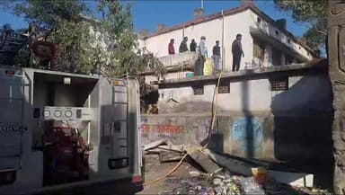 पत्थलगांव: पत्थलगांव में गोयल मोबाइल दुकान की छत पर लगी आग, बड़ा हादसा टल गया