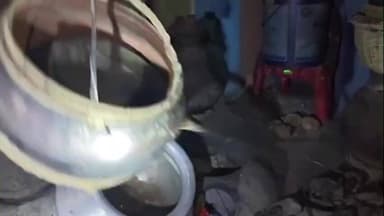 মহম্মদবাজার: বেআইনি মদ তৈরি করার সামগ্রী সহ ৩০০ লিটার মদ নষ্ট করল আমাইপুর গ্রামে মহম্মদ বাজার থানার পুলিশ