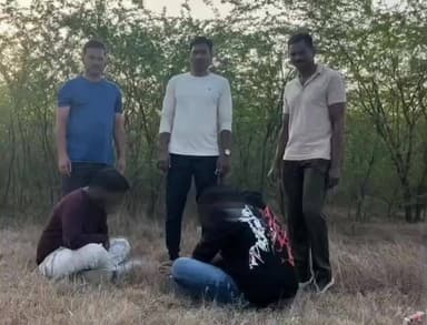 కొండపి: కొండపి మండలంలోని నేతివారిపాలెం గ్రామ సమీపంలో పేకాట ఆడుతున్న ఇద్దరినీ అదుపులోకి తీసుకున్న పోలీసులు