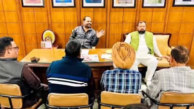 कालकाजी: तुगलकाबाद स्थित कार्यालय में भाजपा के पूर्व सांसद रमेश बिधूड़ी ने सुनी लोगों की समस्याएँ