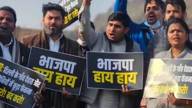 रोहिणी: किराड़ी में भलस्वा लैंडफिल का कूड़ा डालने के खिलाफ आप पार्षदों का जोरदार प्रदर्शन