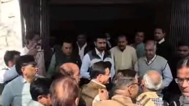 फतेहपुर: फतेहपुर शेखावाटी तहसील कार्यालय पर गोचर भूमि की गलत रजिस्ट्री के खिलाफ लोगों ने जताया आक्रोश, किया प्रदर्शन