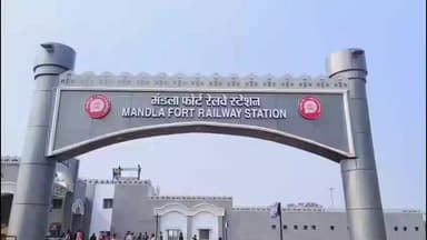 मंडला: मंडला फोर्ट स्टेशन पर रेलवे संघर्ष समिति का धरना, जनप्रतिनिधियों के खिलाफ फूटा गुस्सा