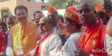 दनियावां: प्रधानमंत्री के 'मन की बात' कार्यक्रम को सफल बनाने वाले कार्यकर्ताओं को राष्ट्रीय अध्यक्ष ने किया सम्मानित