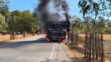 जगन्नाथपुर: नोवामुंडी में गीटी डस्ट से लदे हाईवा में लगी भीषण आग, बड़ा हादसा टला