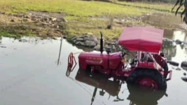 गोइलकेरा: गोइलकेरा के डेरवा चौक के पास ट्रैक्टर अनियंत्रित होकर खेत में जा गिरा, लोगों ने मशक्कत से निकाला