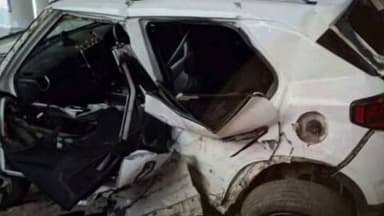 किशनगंज: कैलटेक्स चौक पर तेज रफ्तार कार खंभे से टकराई, उड़े परखच्चे