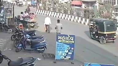 વલસાડ: એસટી ડેપો સામે રીક્ષા ચાલક પર બનેલી જીવલેણ હુમલાની ઘટનાની સીસીટીવી ફૂટેજ સામે આવ્યા